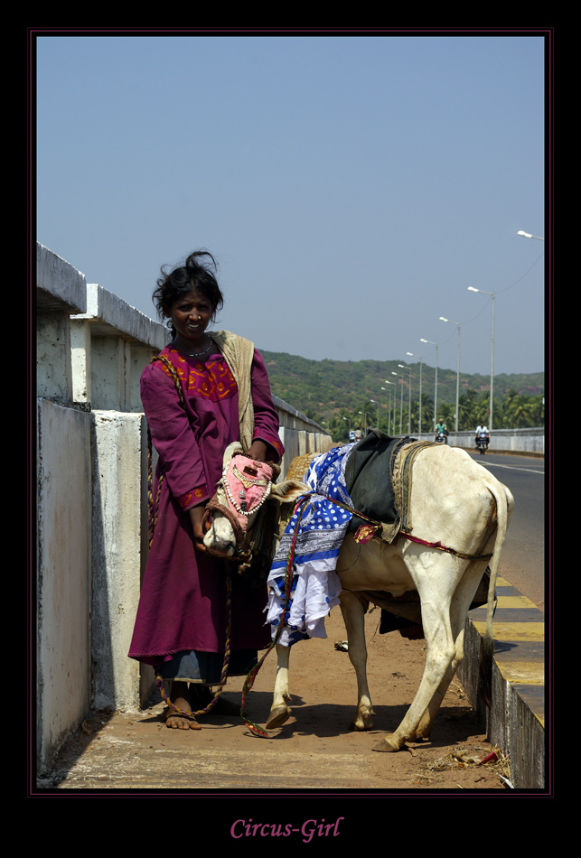 Circus Girl auf Betteltrip