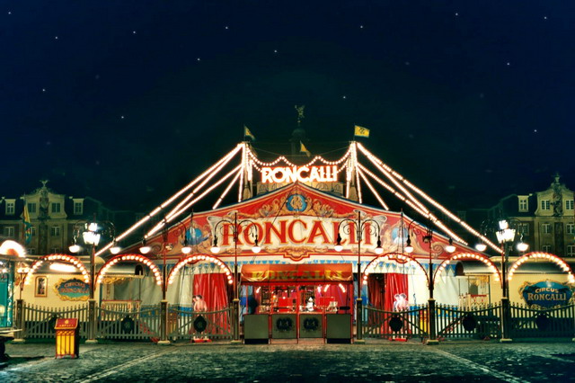Circus vor dem Schloss - Roncalli 2003 in Münster