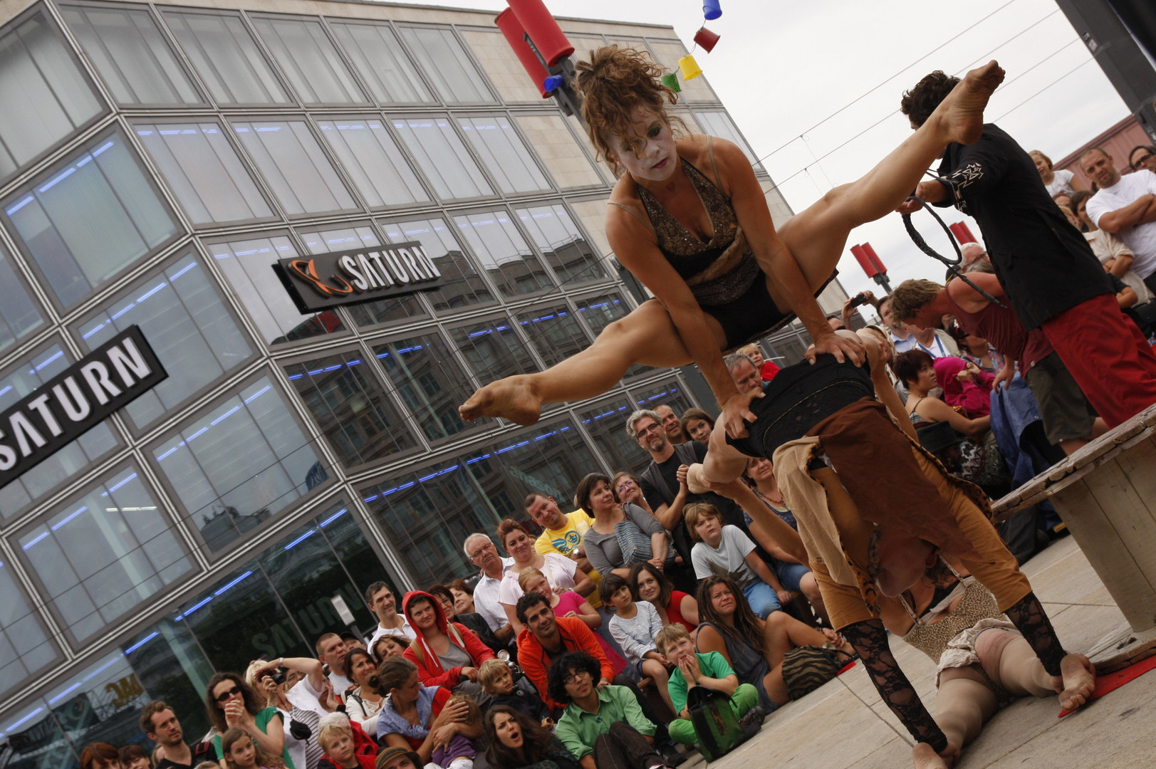 "Cirque du Platzak" beim Strassentheaterfestival "Berlin lacht" auf dem Alexanderplatz