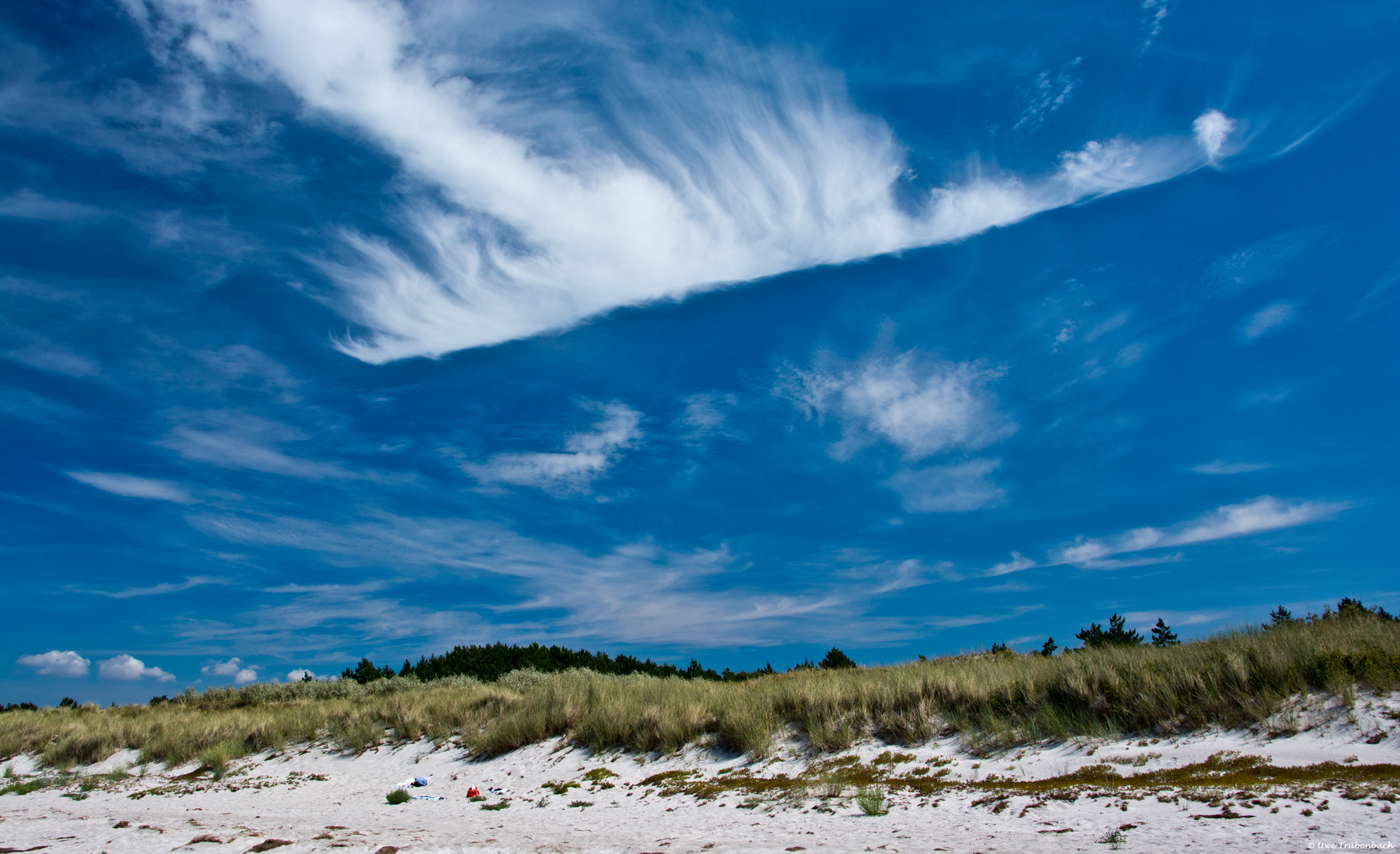 Cirrus-Wolken über dem Strand von Hiddensee