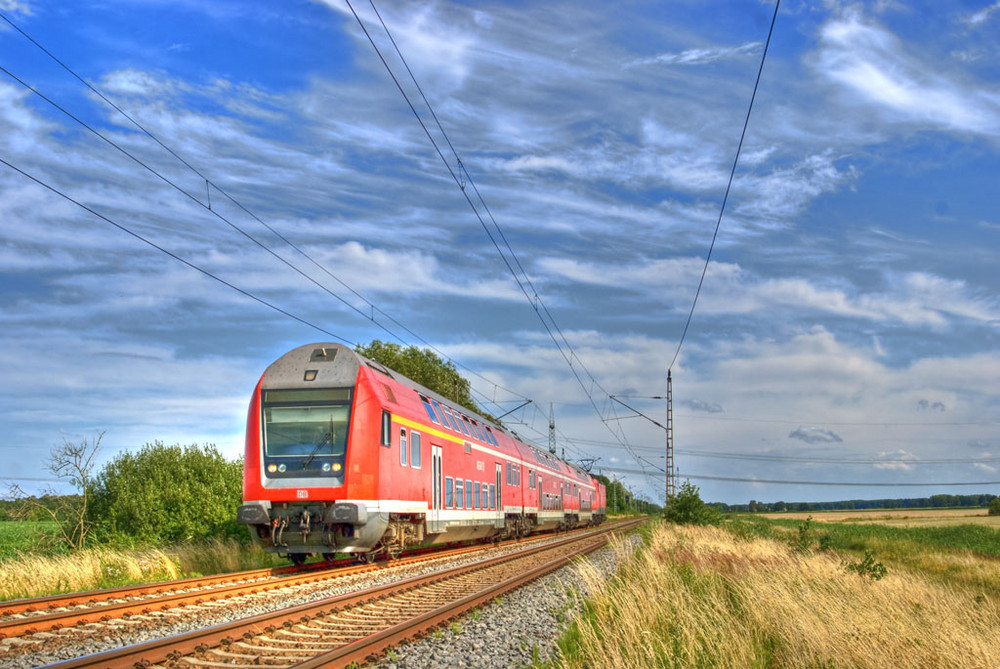 Cirrus Wolken und ein RE in der Nachmittagssonne (HDR)