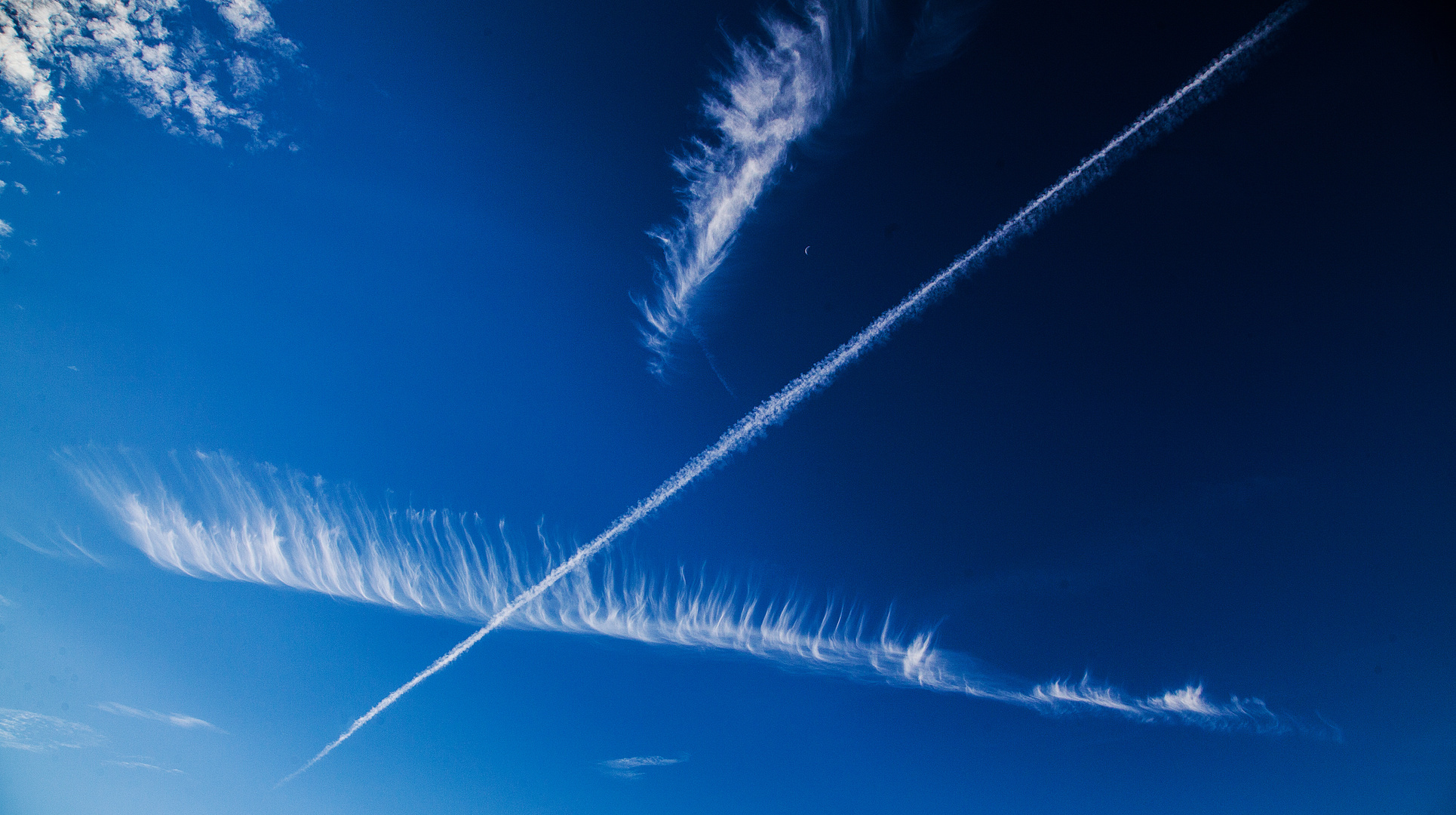 Cirrus-Wolken und Kondensstreifen 