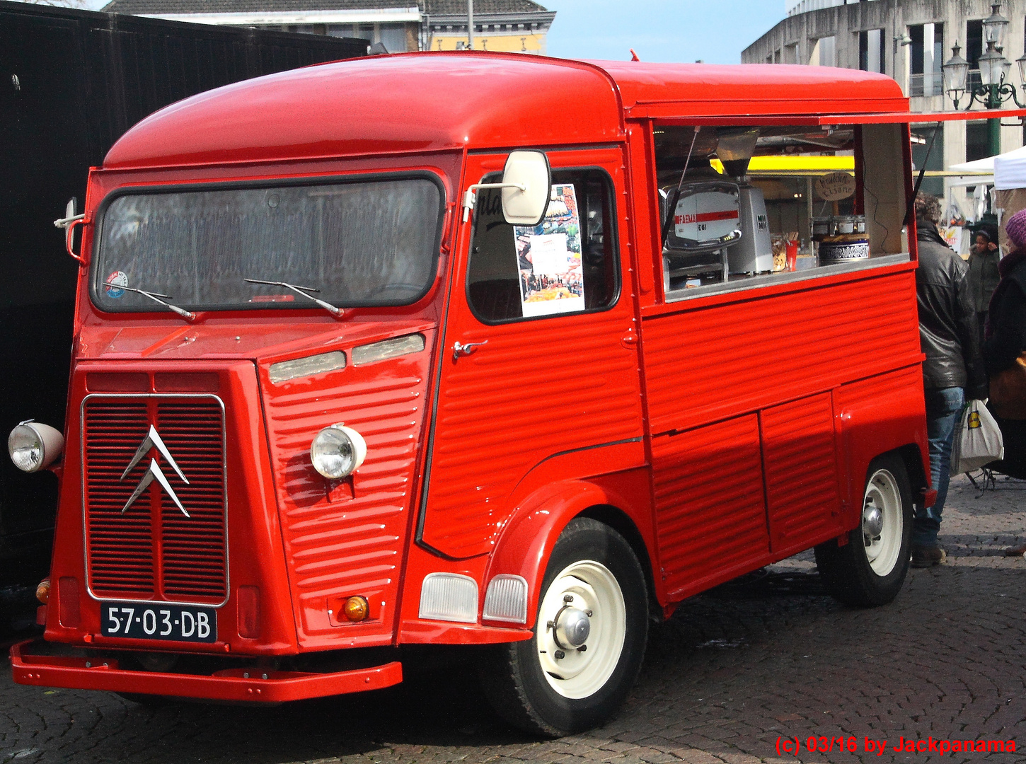 Citroen als rollender Marktstand auf dem Wochenmarkt