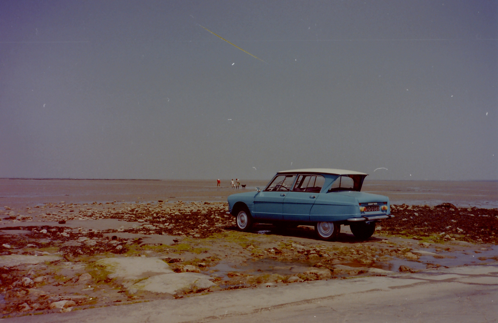 Citroen Ami 6 im Jahr 1989 an der Passage du Gois in Frankreich