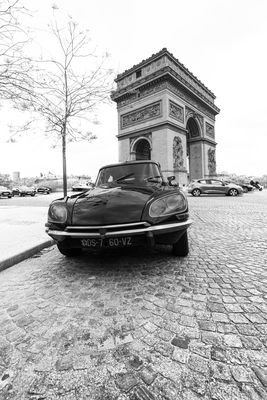 Citroën DS beim Arc de Triomphe in Paris