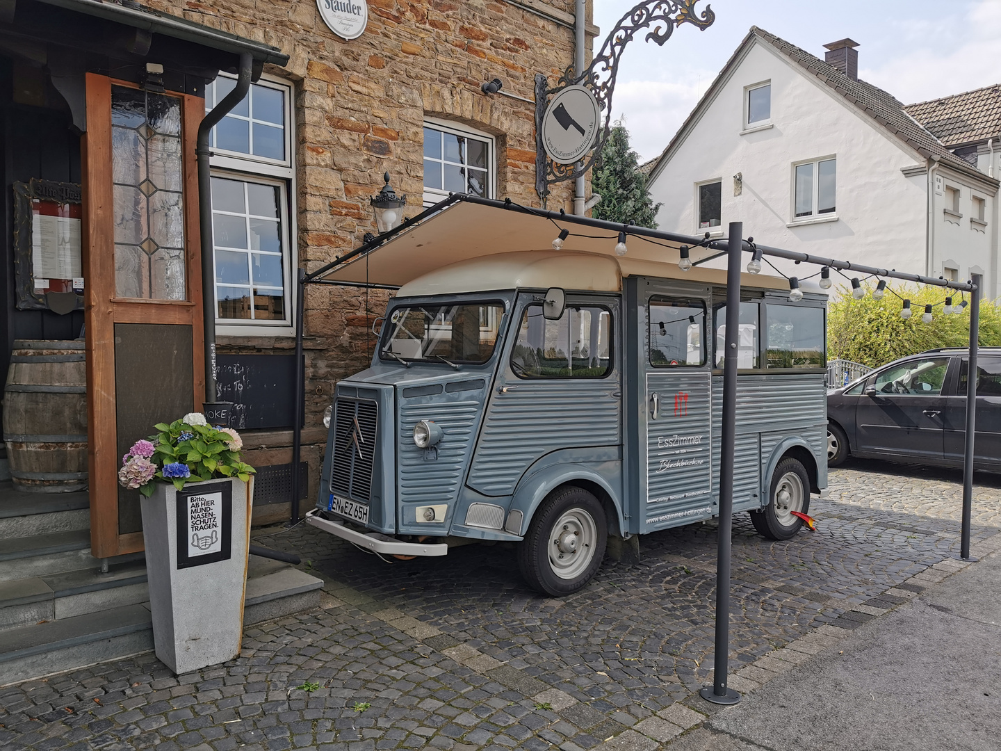 Citroen Oldtimer am Restaurant