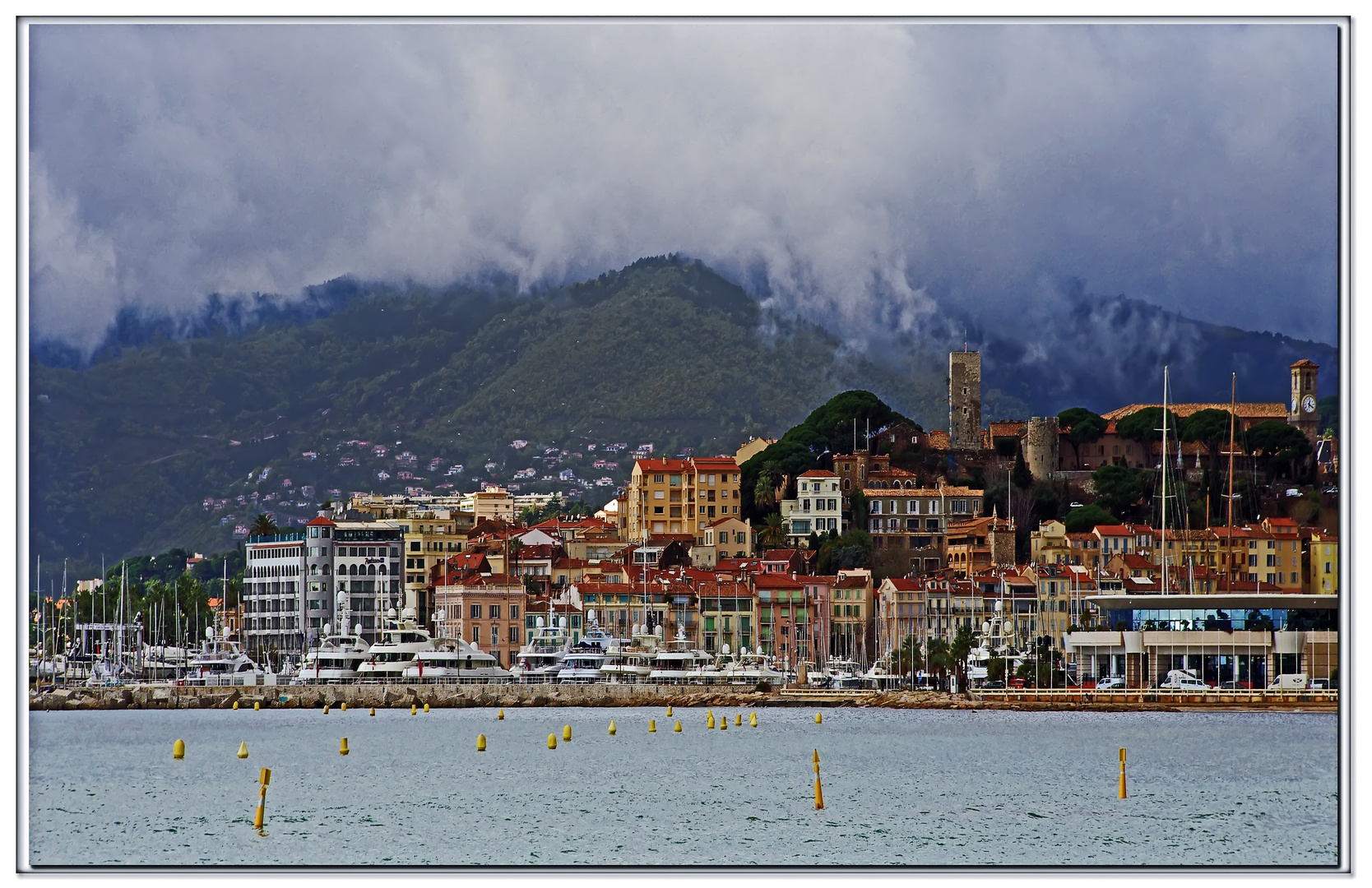 città storica di cannes ...quando piove