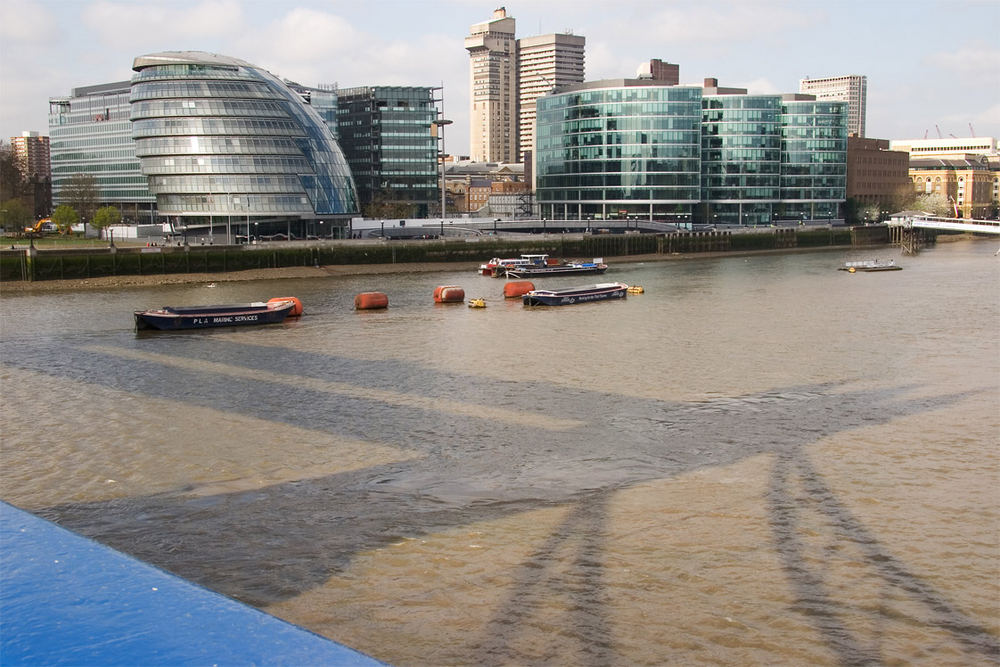 City Hall und Schatten Tower Bridge