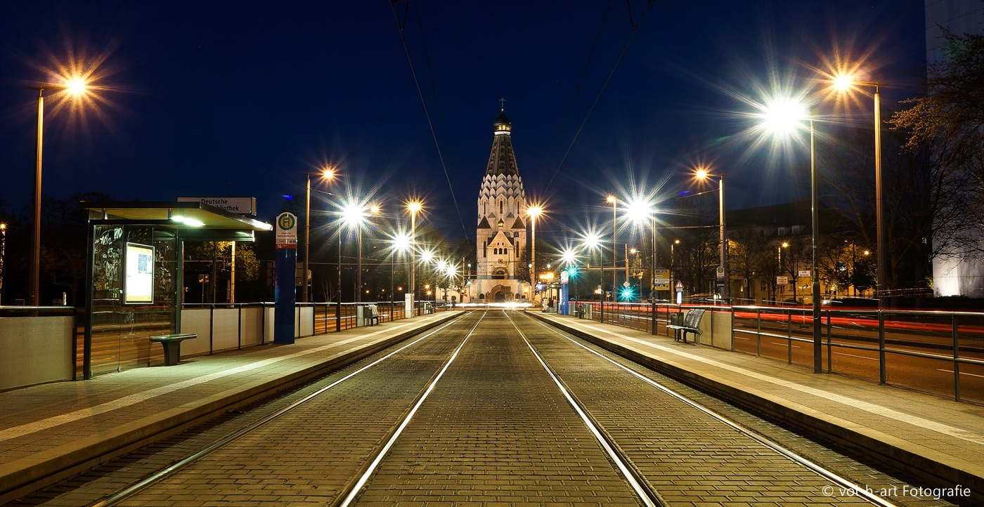 City lights - Russische Kirche bei Nacht