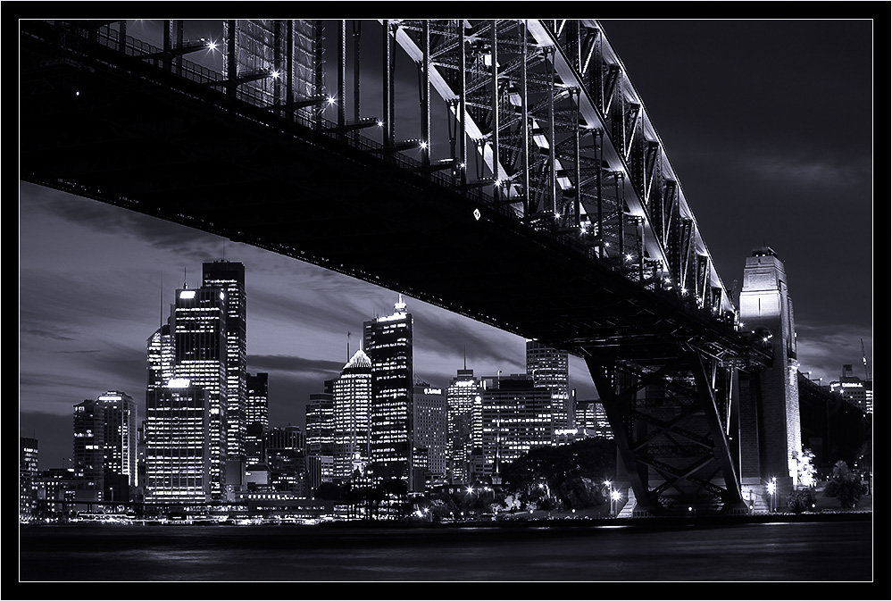 City under the Bridge - monochrom