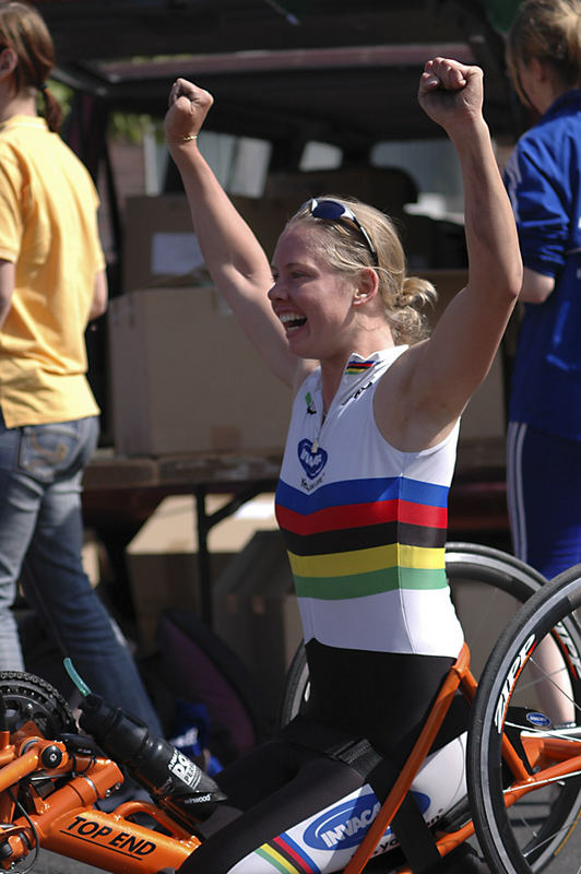 Citylauf - strahlende Siegerin bei dem Wettbewerb der Handbiker