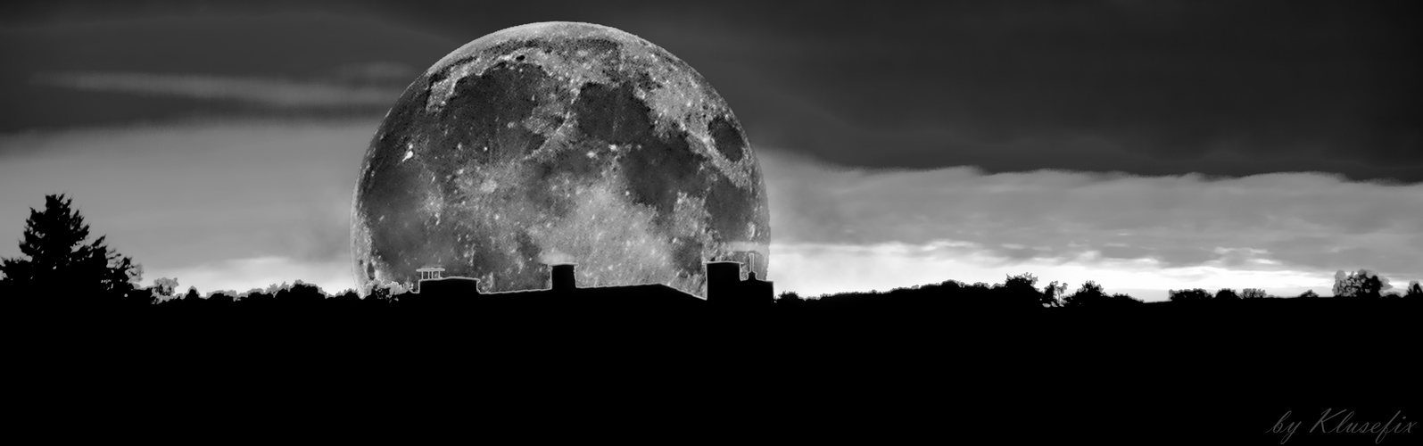 City_Moon_in_Silhouette_bw