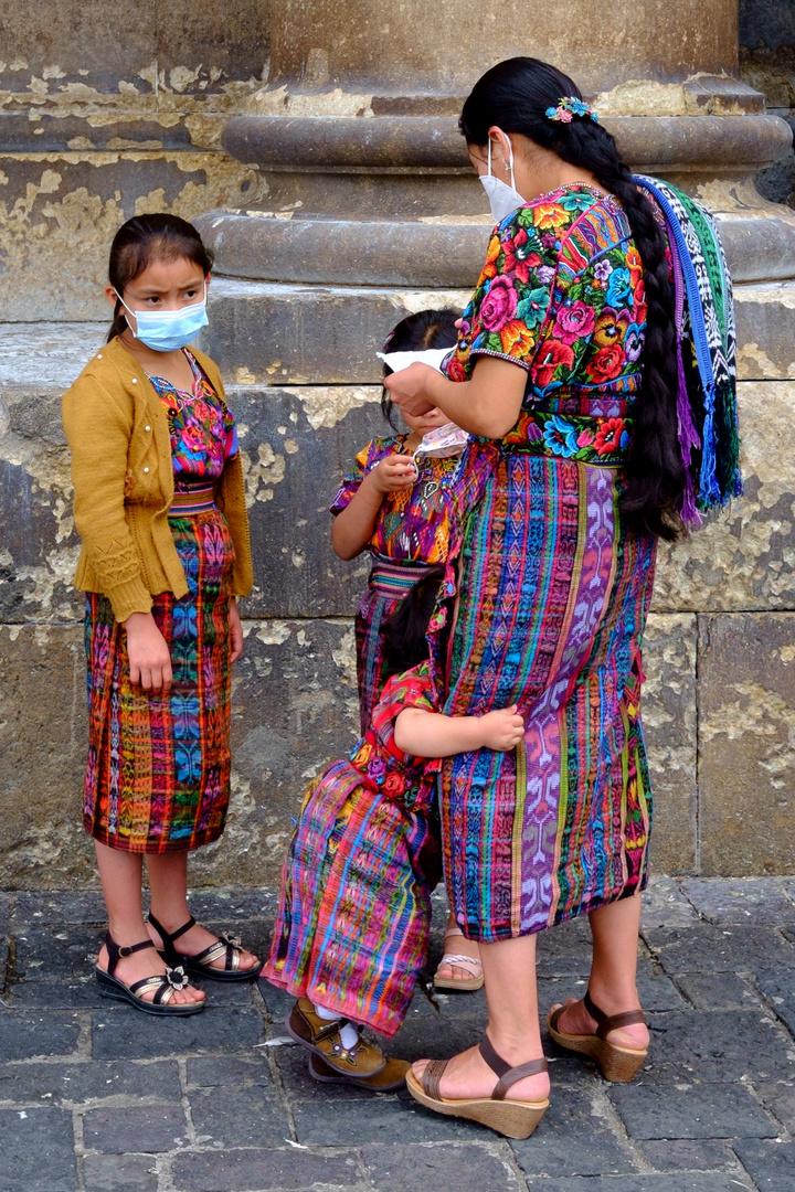 Ciudad de Guatemala | Una madre con sus niñas