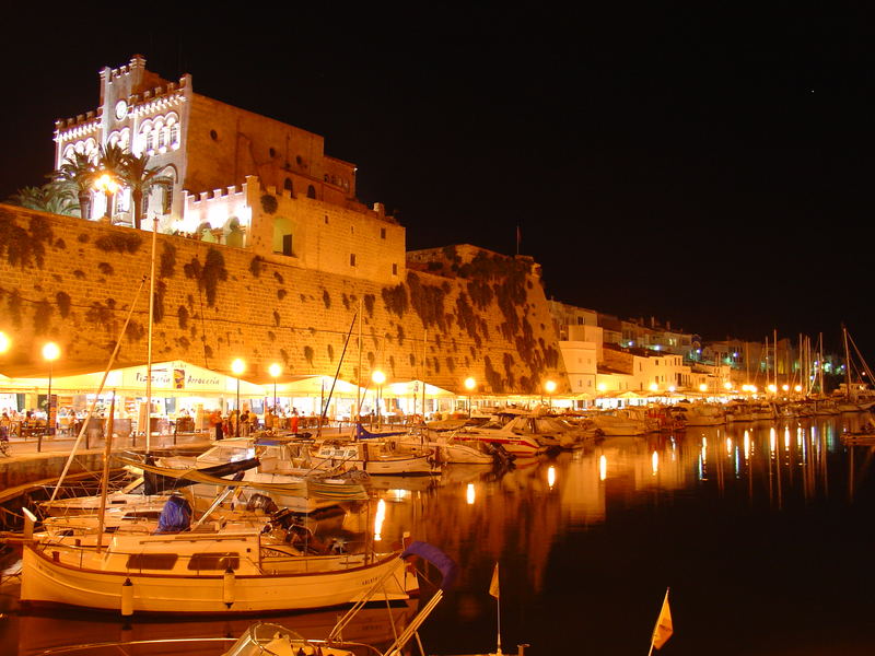 Ciutadella Hafenpromenade um Mitternacht