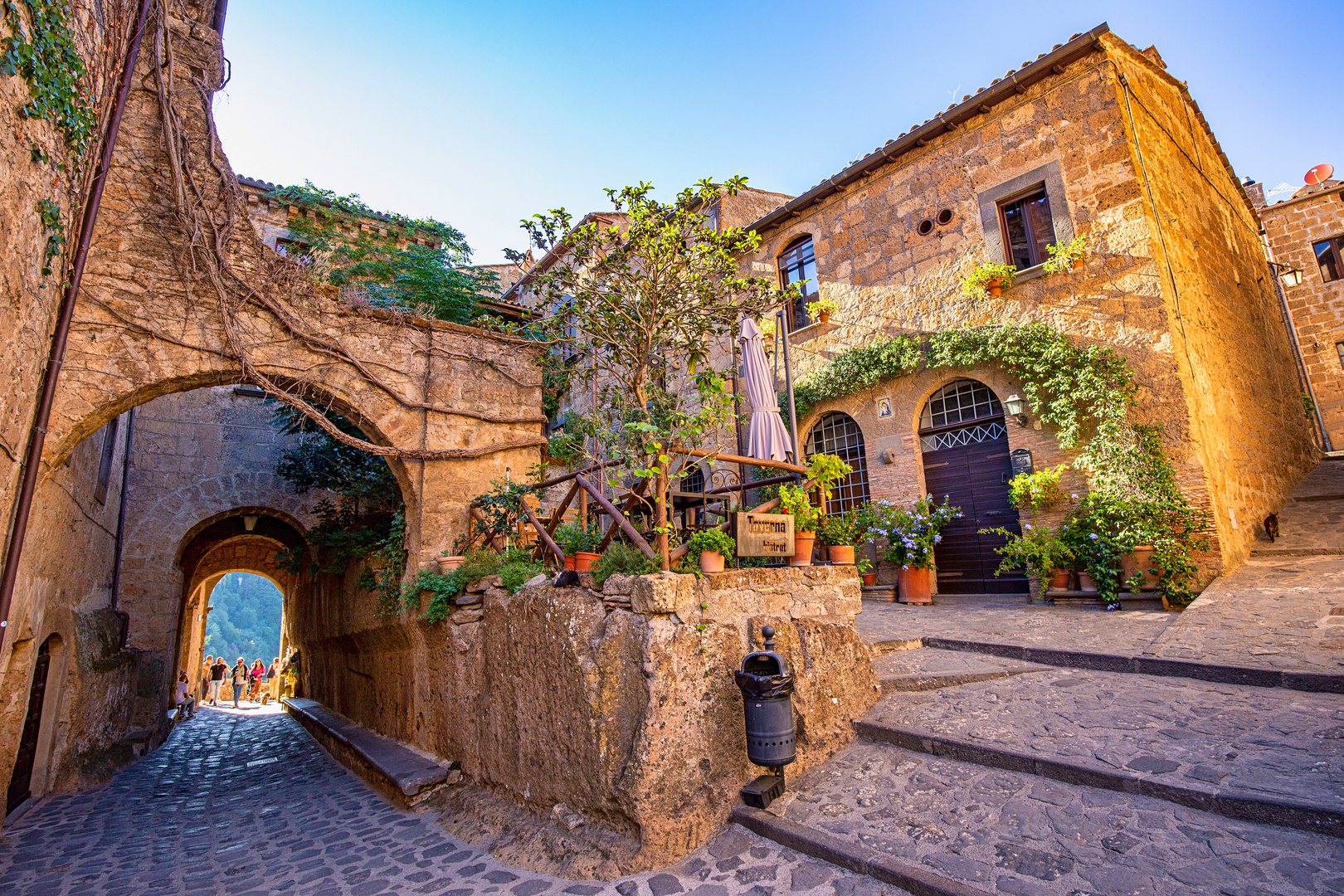 Civita di Bagnoregio - durch die Porta Santa Maria....