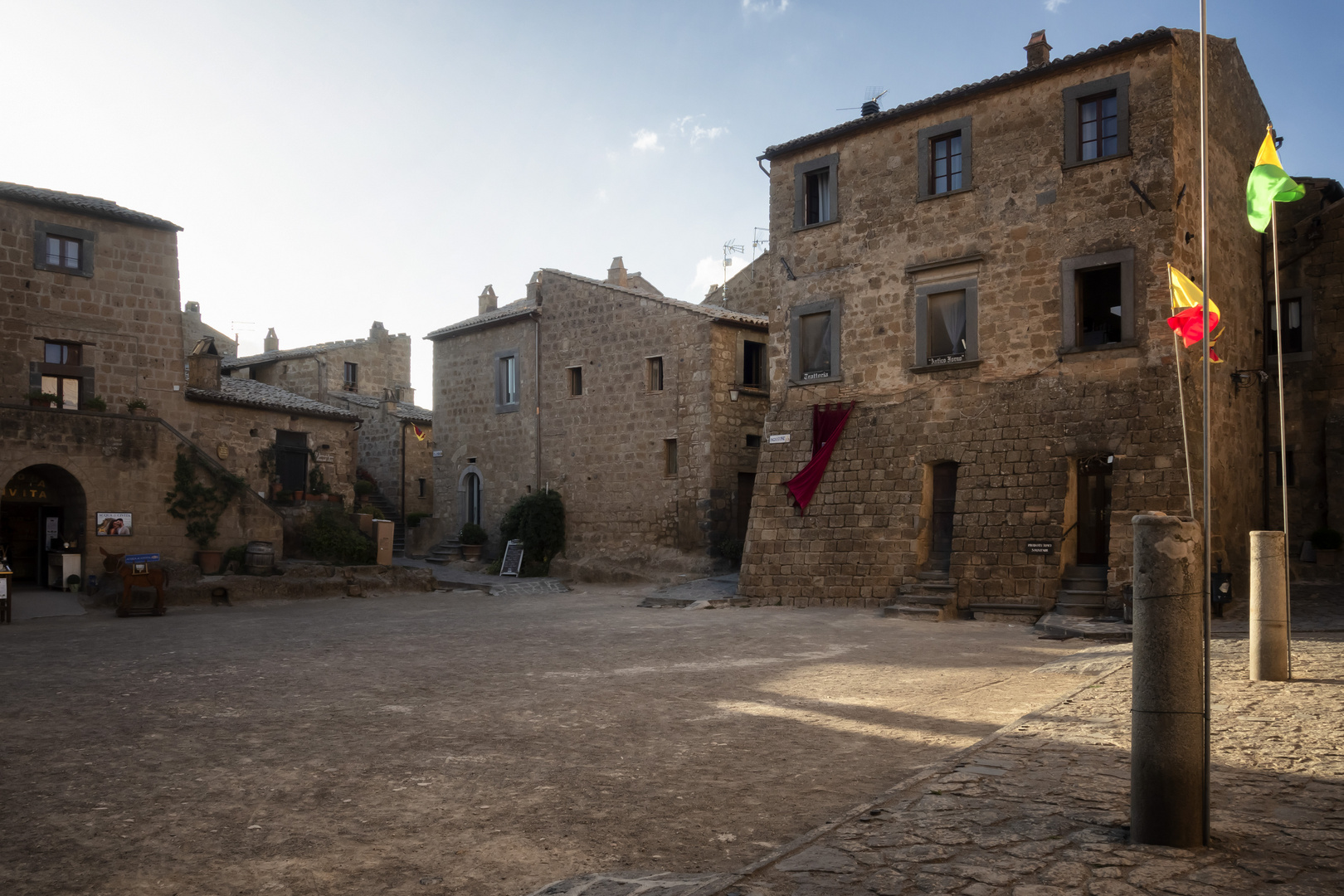 Civita di Bagnoregio, piazza della chiesa