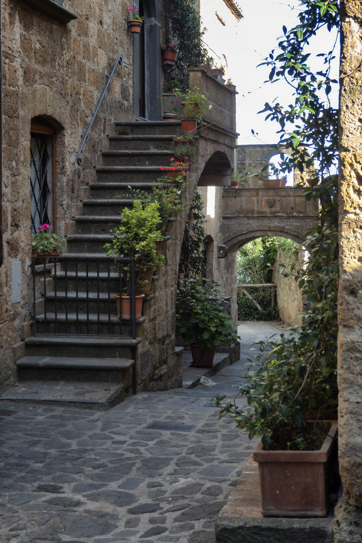 Civita di Bagnoregio, vicolo con scala