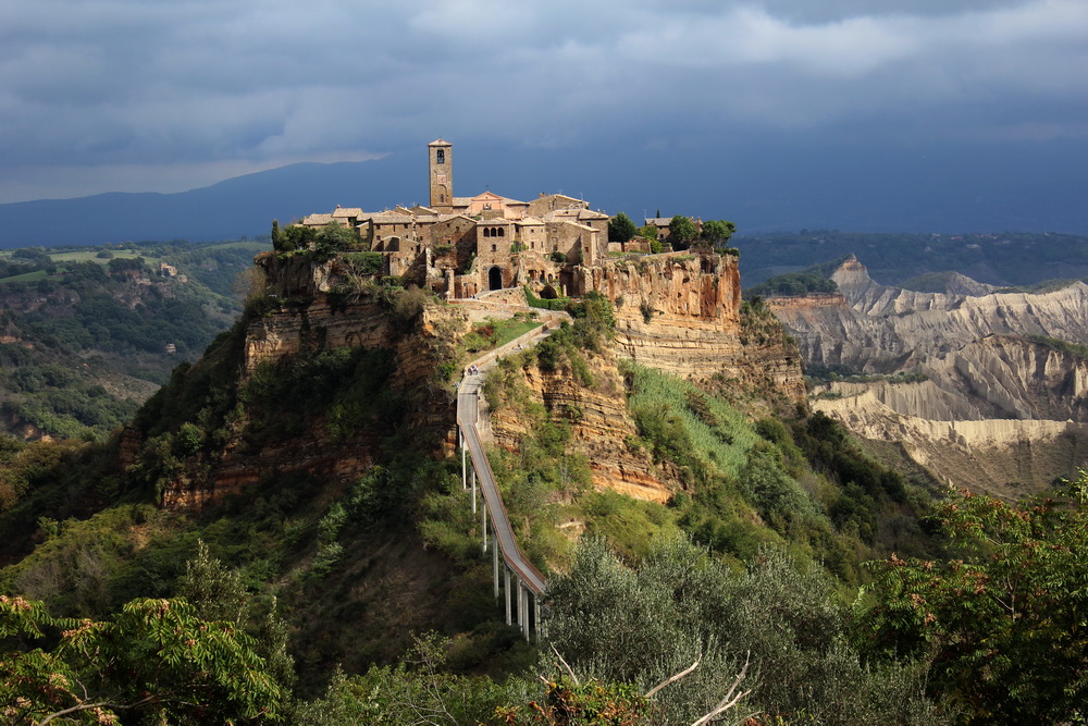 Civita, eine schöne Altstadt auf Felsen