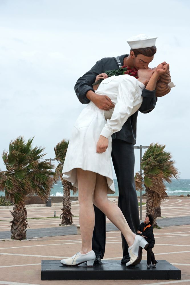 Civitavecchia - Skulptur "Unconditional surrender" von Seward Johnson