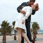 Civitavecchia - Skulptur "Unconditional surrender" von Seward Johnson