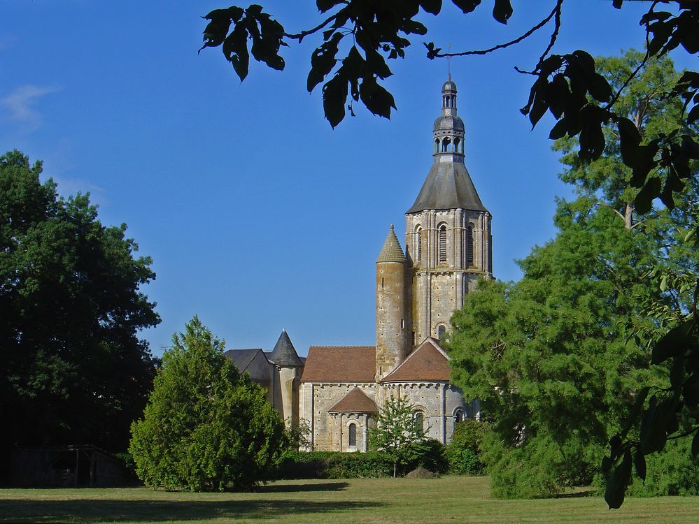 Civray - Chevet et clocher de l’Eglise Saint-Nicolas (XIIème)