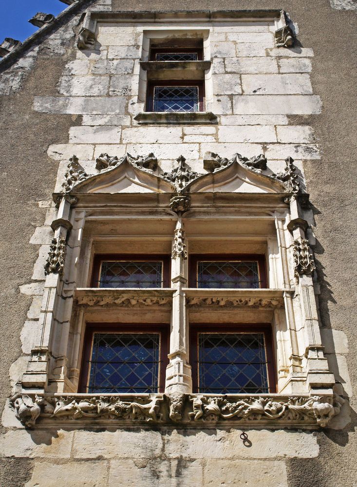 Civray – Fenêtre à meneaux Renaissance de la maison « Louis XIII », ancien Hôtel de la Prévôté (XVèm