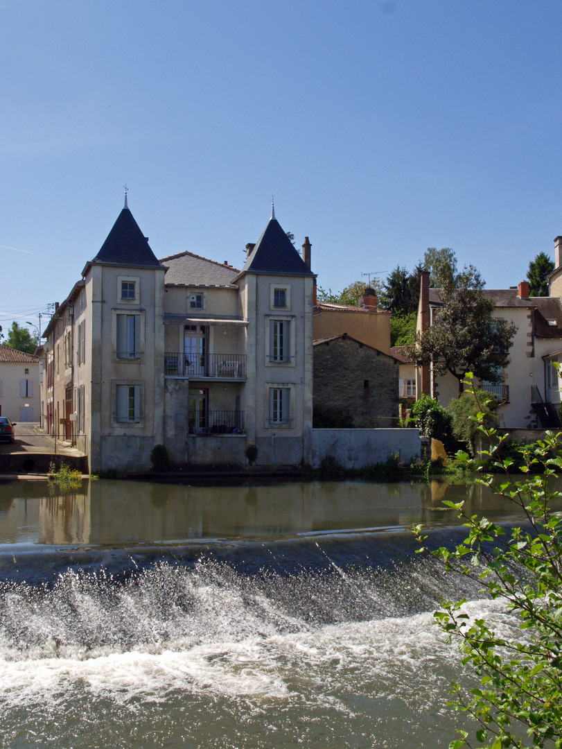 Civray - La Charente et la chaussée du Moulin Neuf.