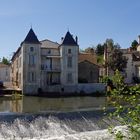 Civray - La Charente et la chaussée du Moulin Neuf.