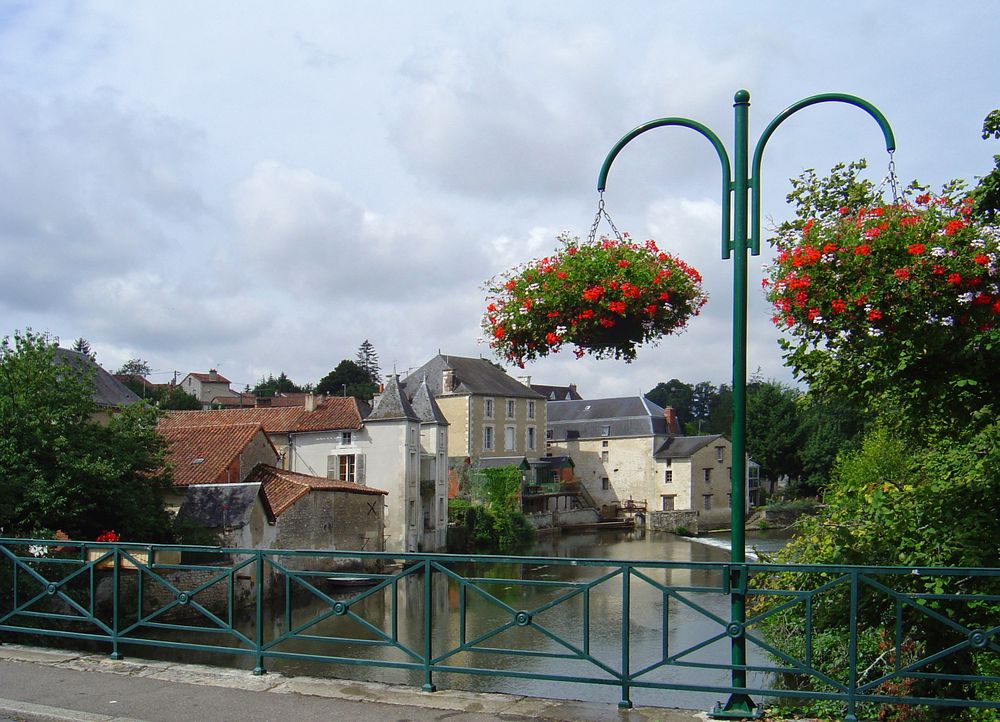 Civray - la Charente vue du Grand-Pont avec le « Moulin neuf » et la chaussée