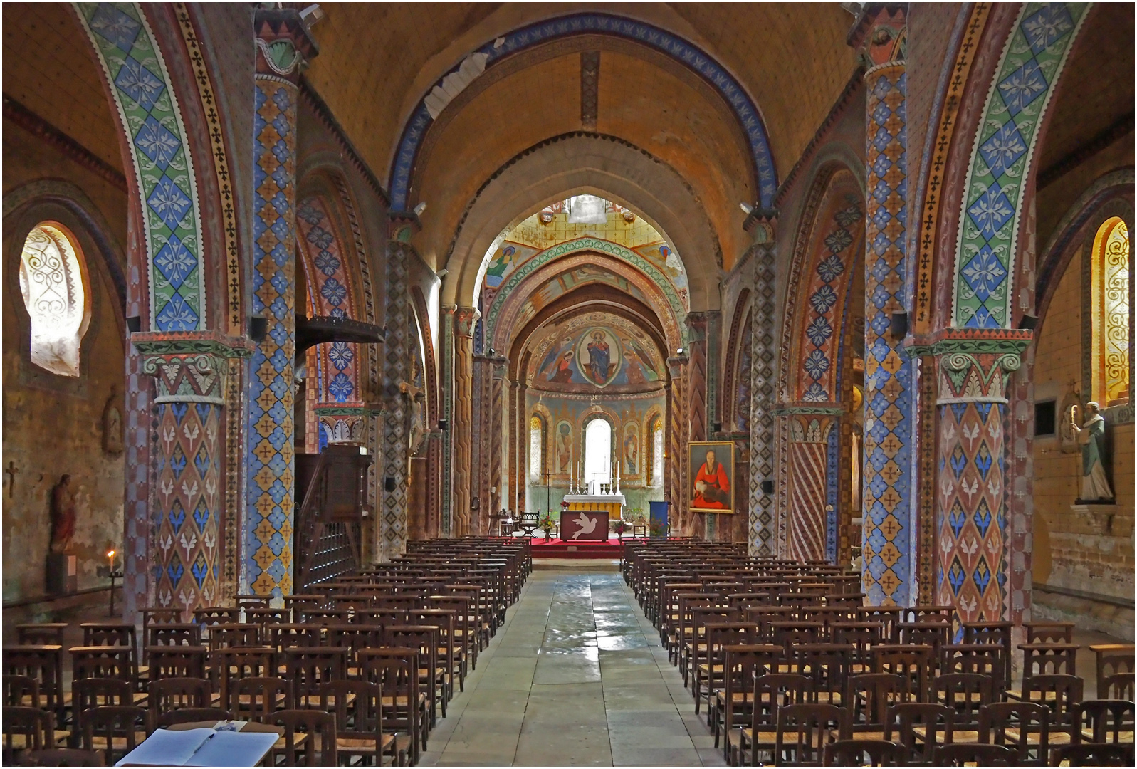 Civray - L’intérieur de l’Eglise Saint-Nicolas (XIIème siècle)