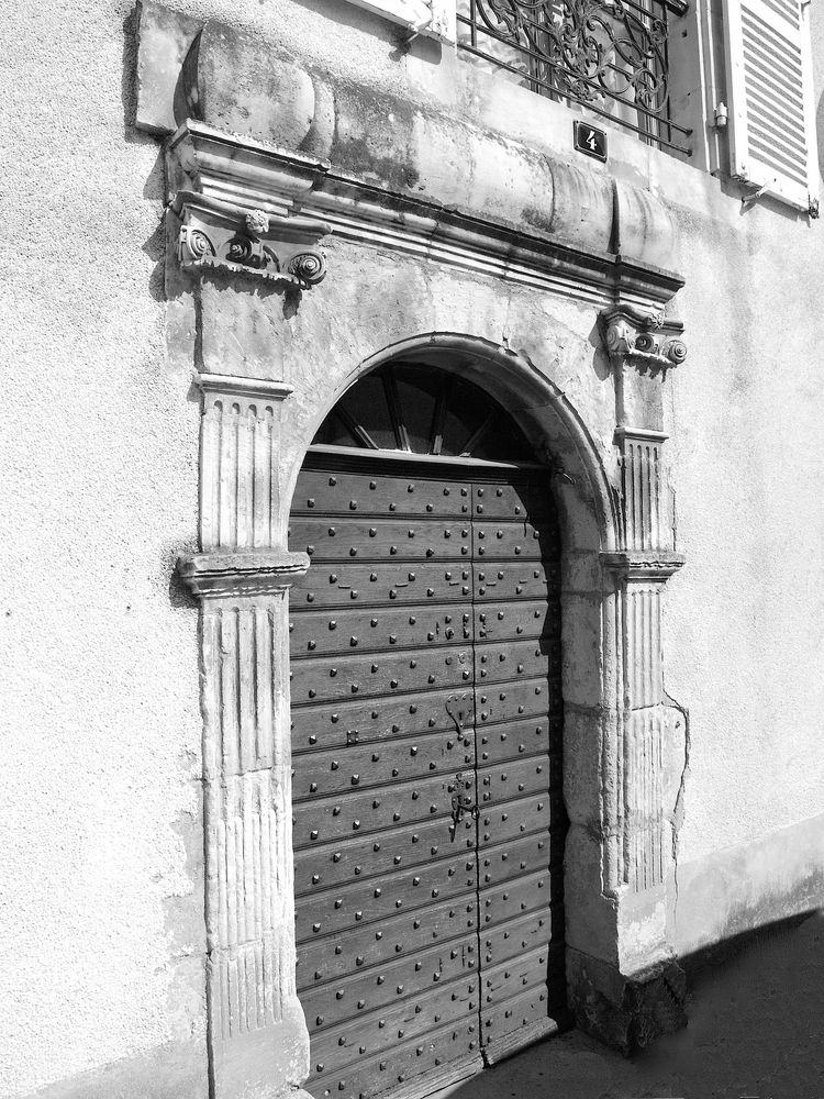 Civray - Porte à l’italienne au 4, rue Louis XIII (XVIIème)
