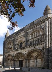 Civray - Une autre vue de la façade de l’Eglise St-Nicolas (XIIème)