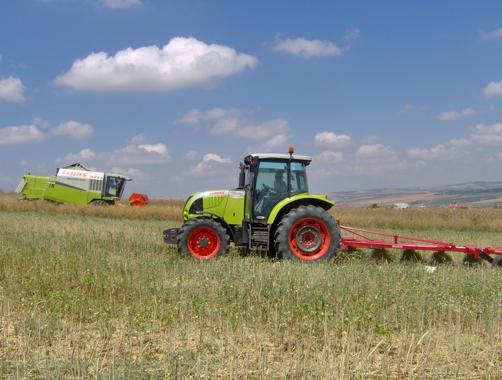 CLAAS ARES 567 ATX TRACTOR & MEDION 340 COMBINE HARVESTER