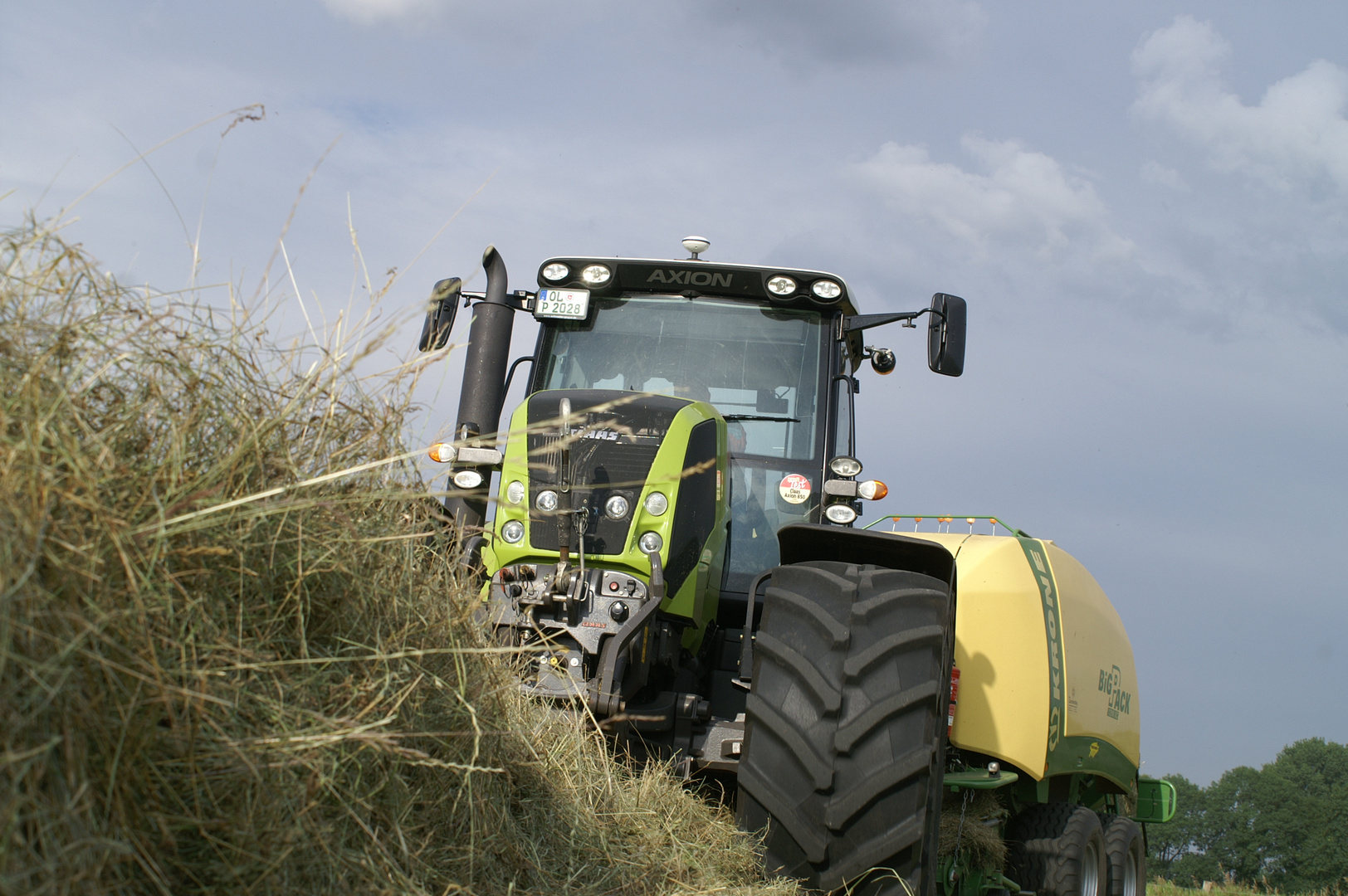 Claas Axion 850 Presst das Heu