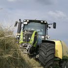 Claas Axion 850 Presst das Heu