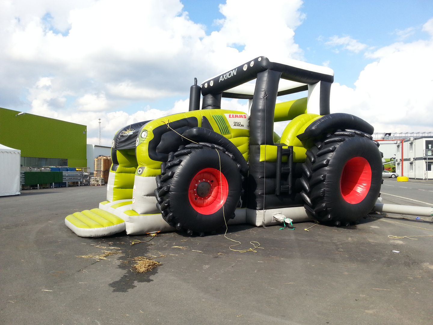 CLAAS Axion Hüpfburg / Luftrutsche