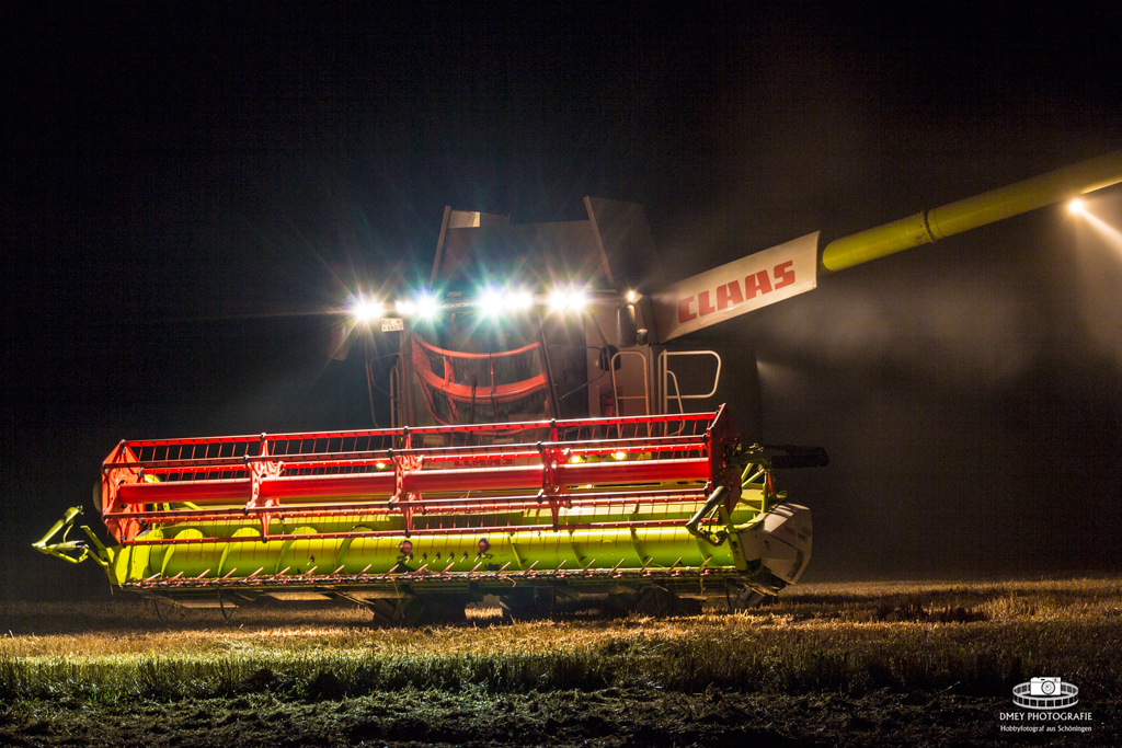 Claas Lexion beim abtanken in der Nacht