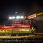 Claas Lexion beim abtanken in der Nacht