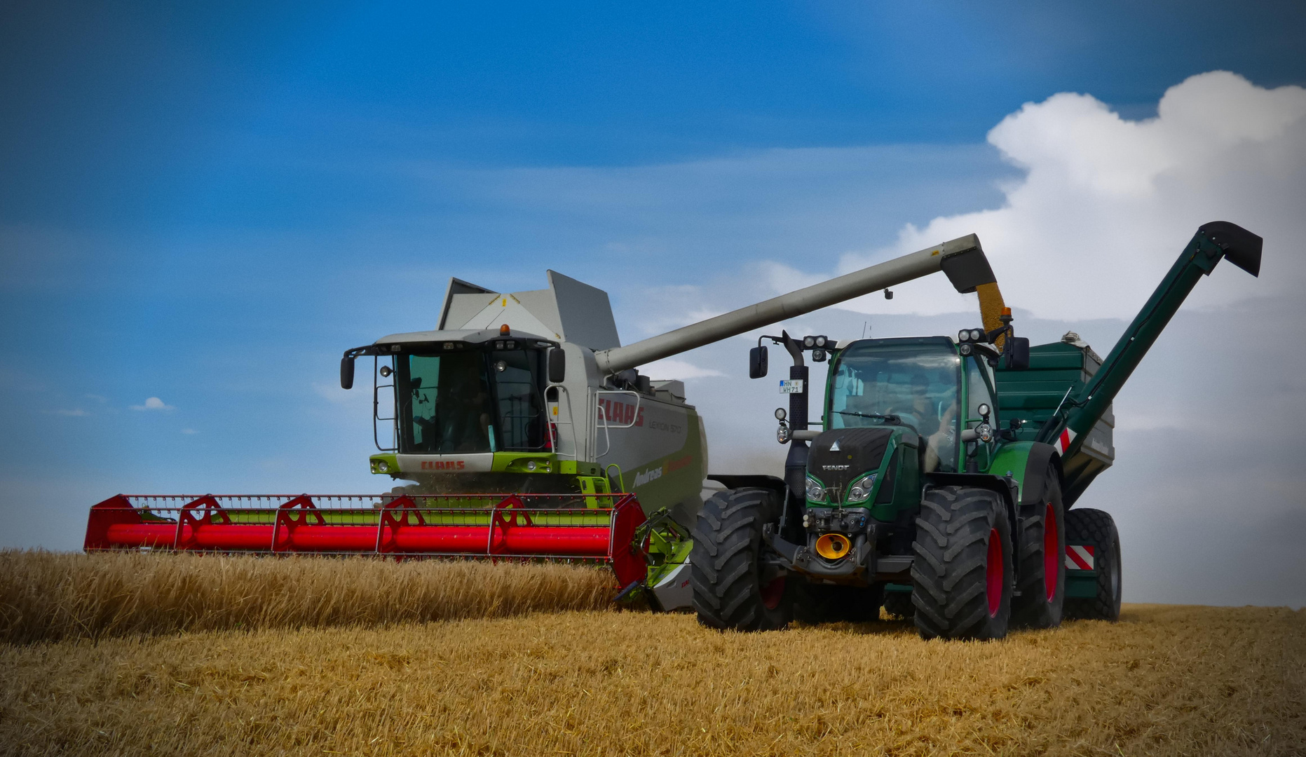 Claas Mähdrescher mit Überladewagen im Einsatz