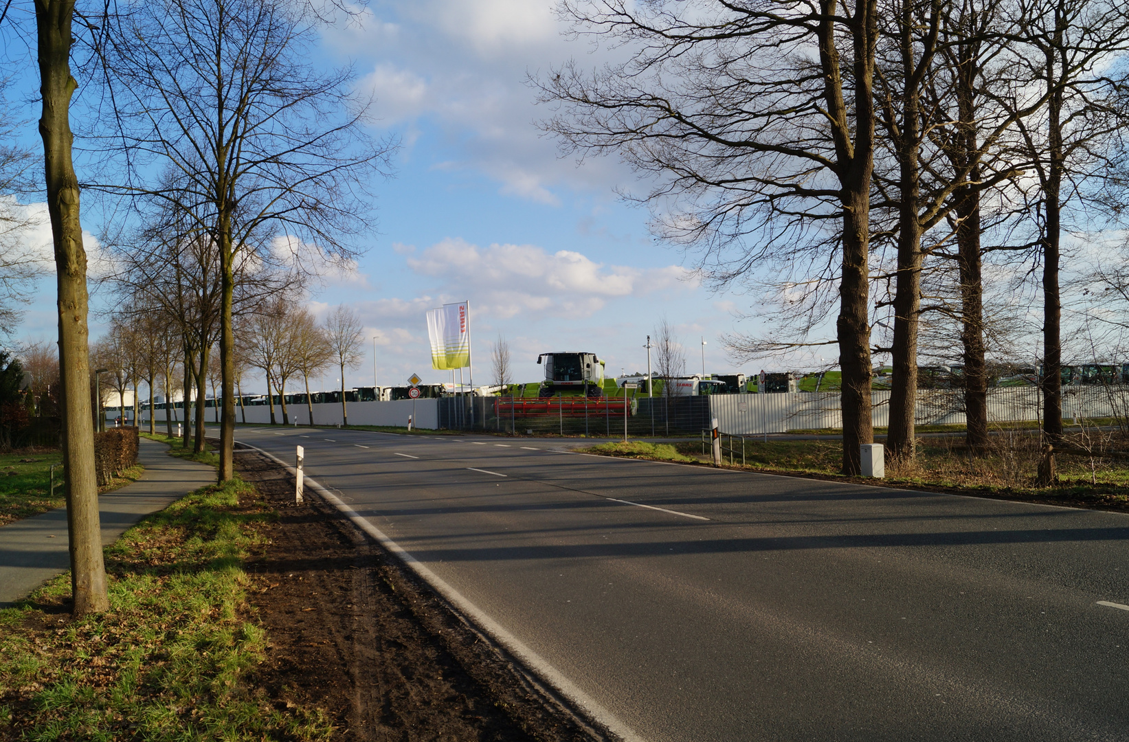 CLAAS Mähdrescher steht an Stadteinfahrt von Harsewinkel Teil 1