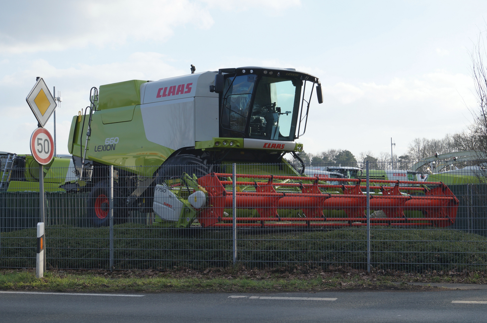 CLAAS Mähdrescher steht an Stadteinfahrt von Harsewinkel Teil 2