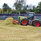 CLAAS Xerion 3800 TRAC VC als Maisschieber und Walze