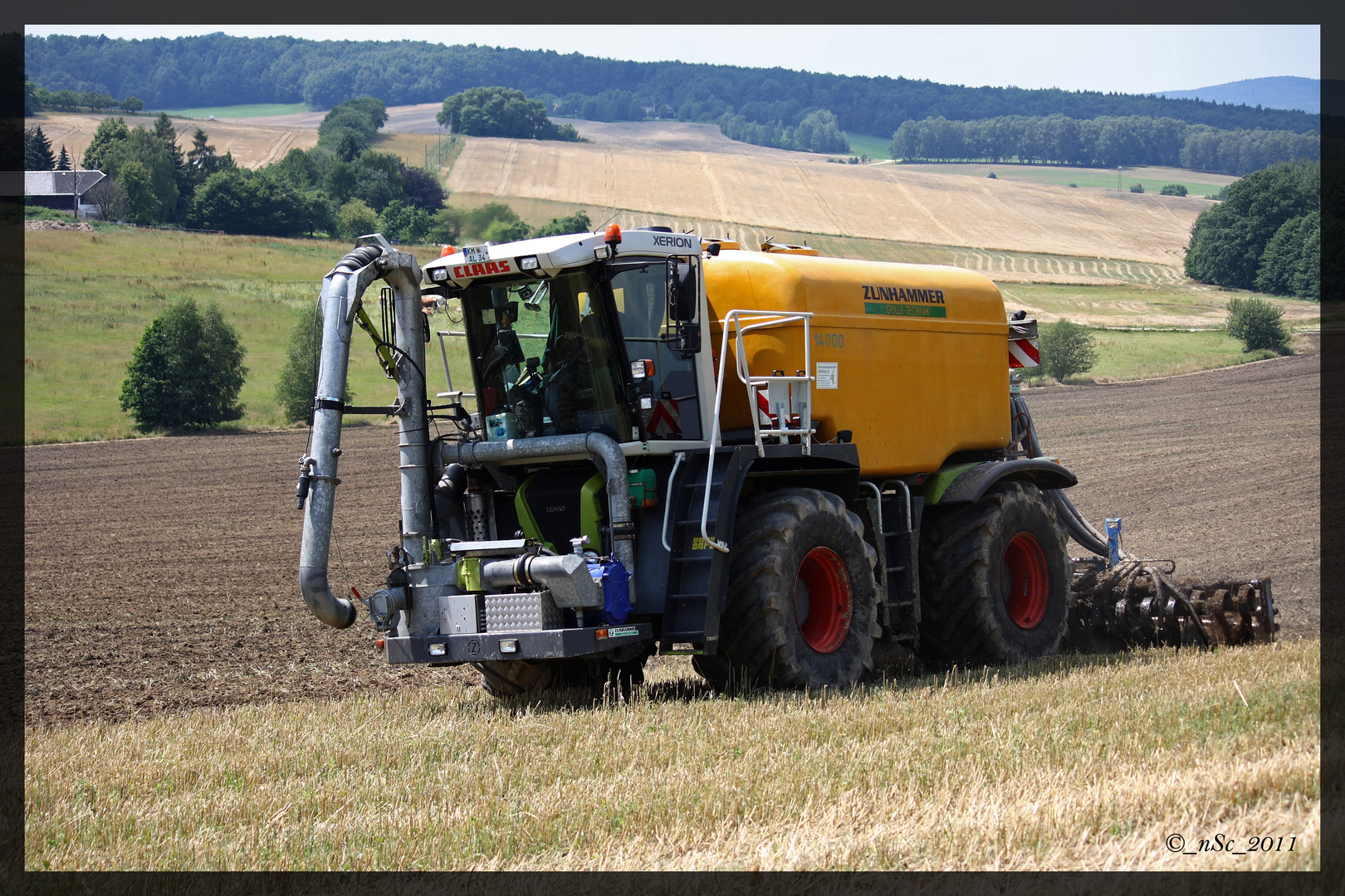 Claas Xerion Saddle Trac mit Zunhammer Gülleaufbau