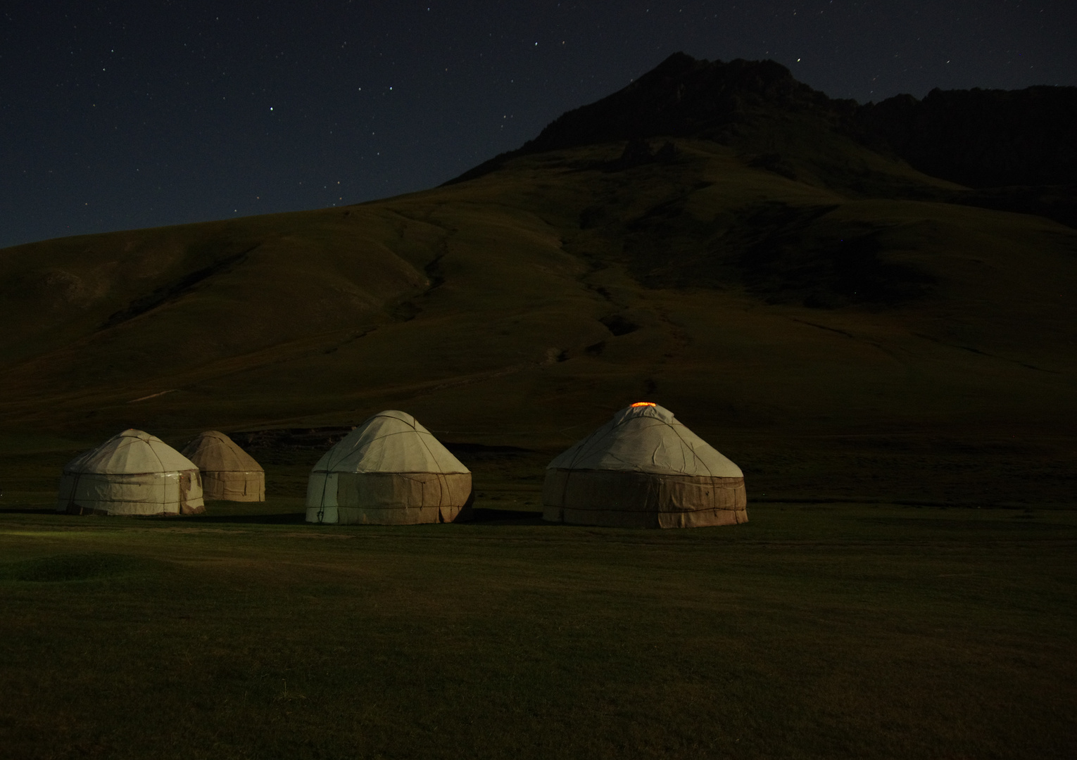 Clair de lune sur camp de yourtes