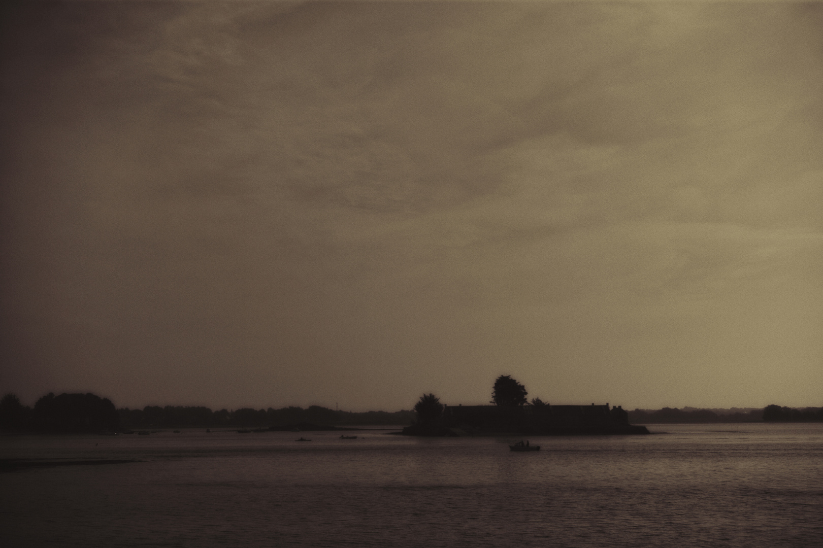 Clair-obscur de fin de journée sur le golfe du Morbihan