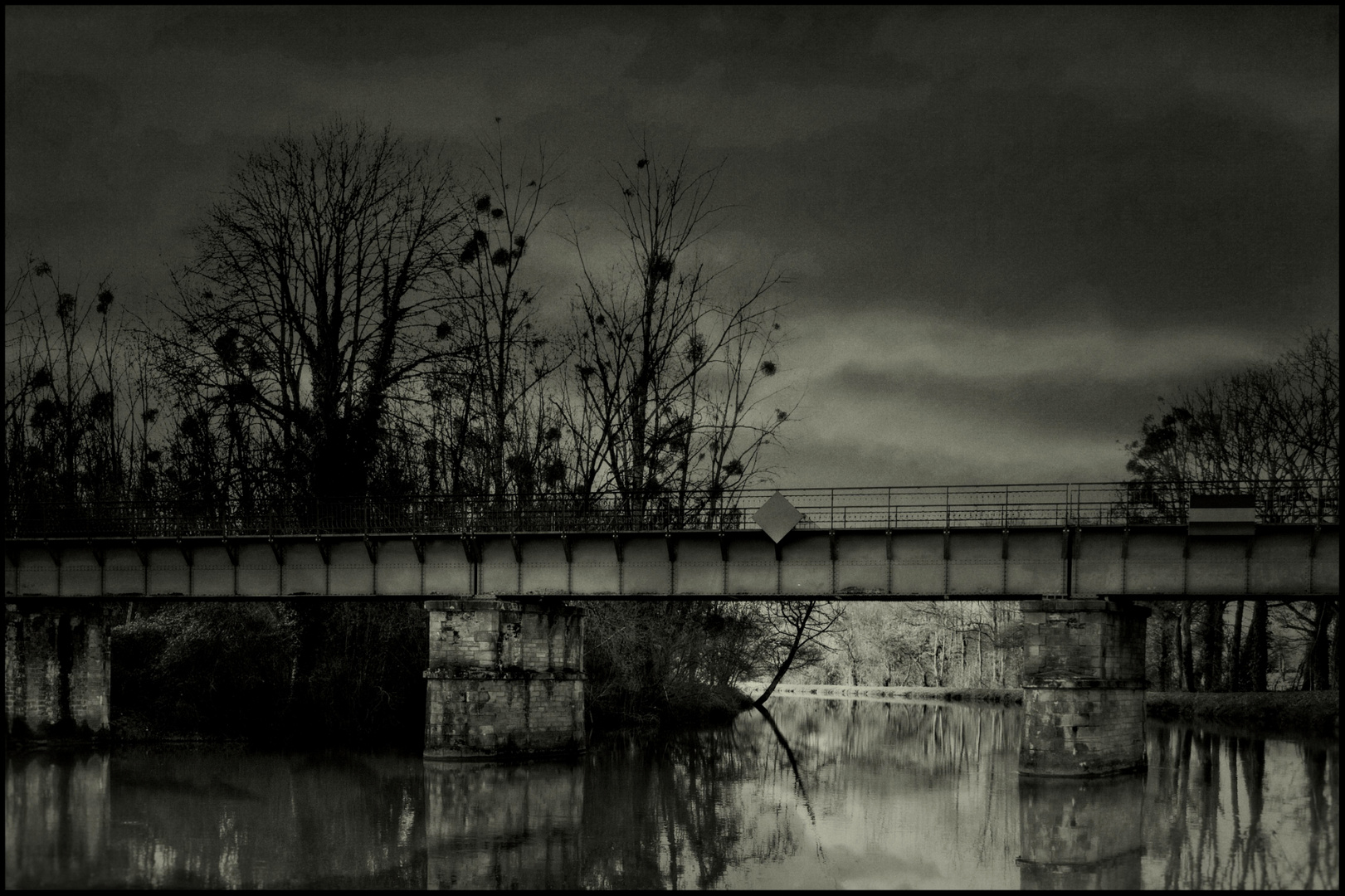 Clair-obscur sur le pont du canal