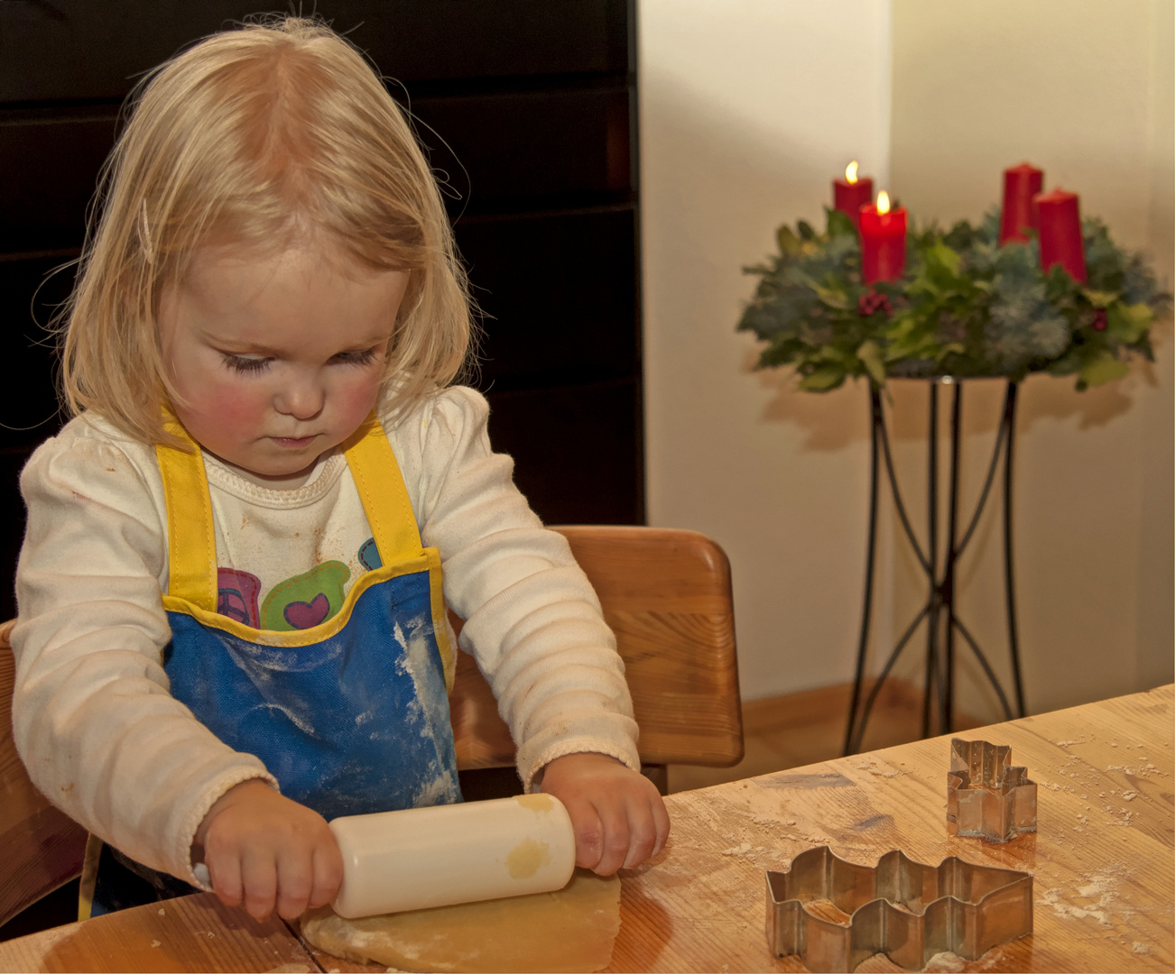 Claire beim Plätzchenbacken