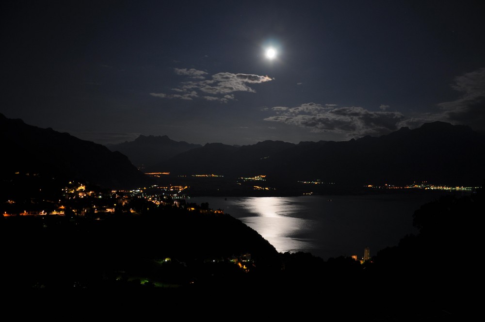 claire de lune sur le lac Léman et les Dents du midi