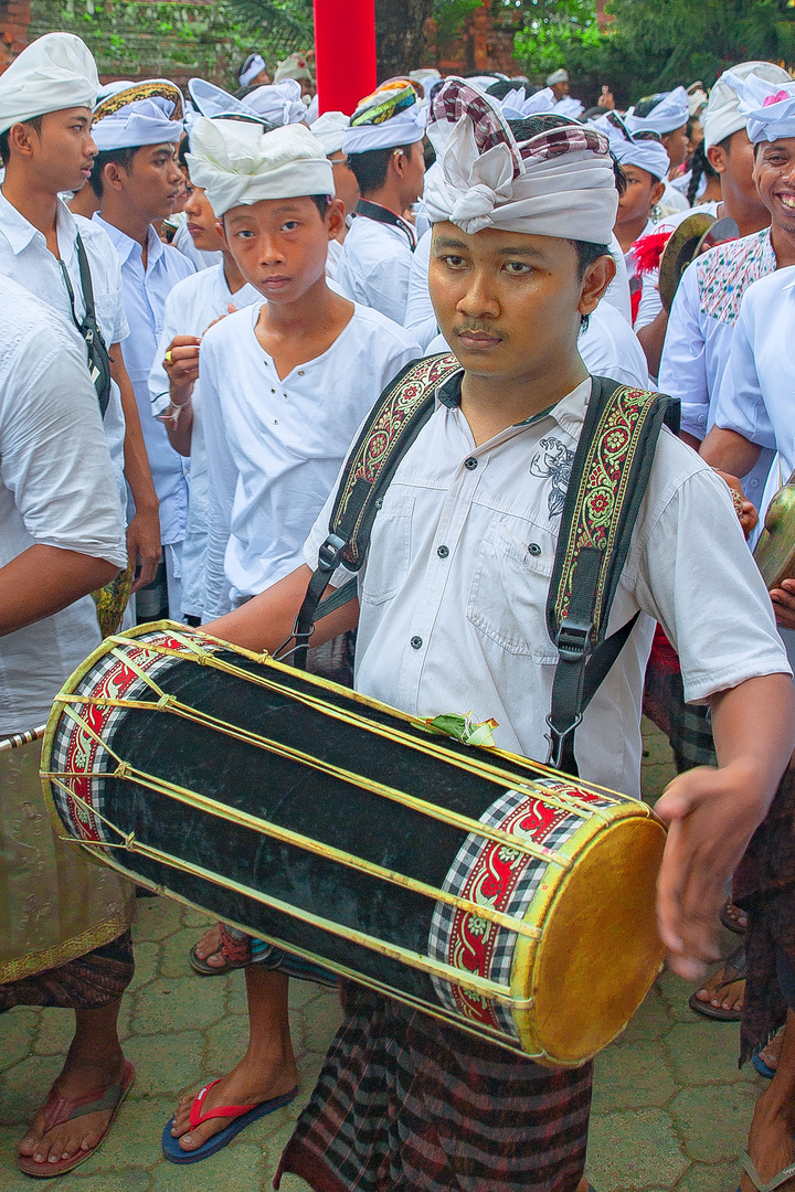 Clapping the Kendang drums