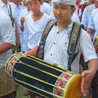 Clapping the Kendang drums